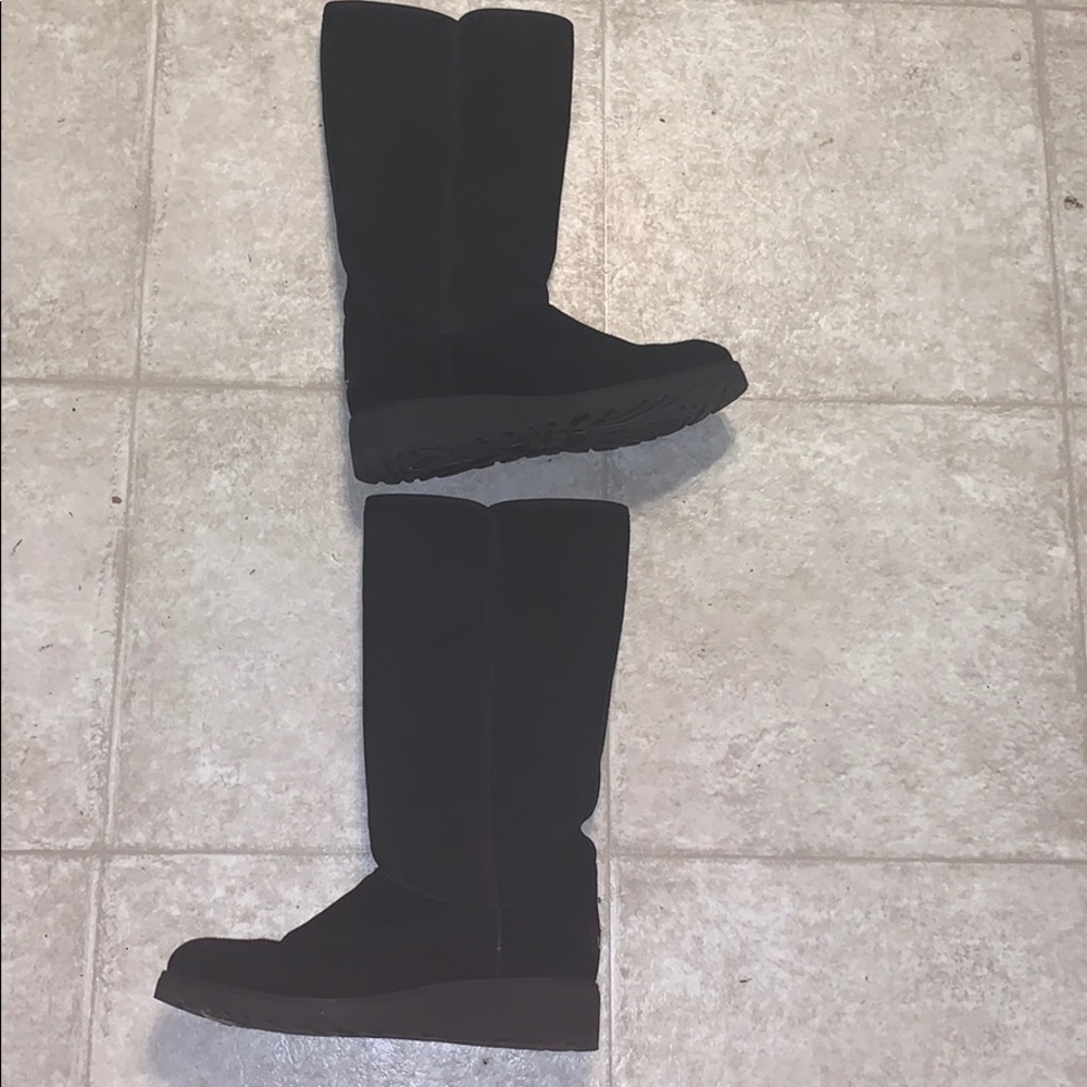 Like new black uggs